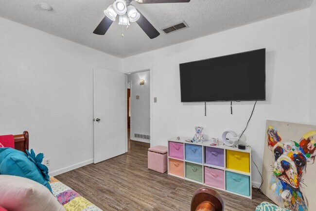 Building Photo - 6935 Amber Dr