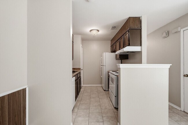 Building Photo - 8160 Stonebrook Dr