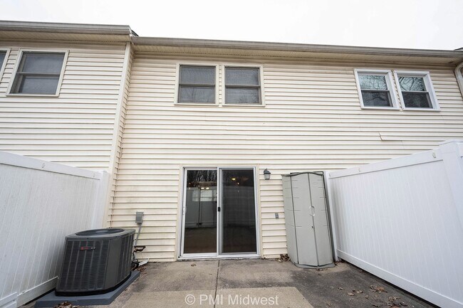 Building Photo - "Charming 2-Bed Haven with 1.5 Baths in Indianapolis – Cozy Living Awaits!"