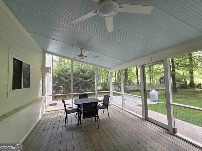 Building Photo - 215 Calgary Dr