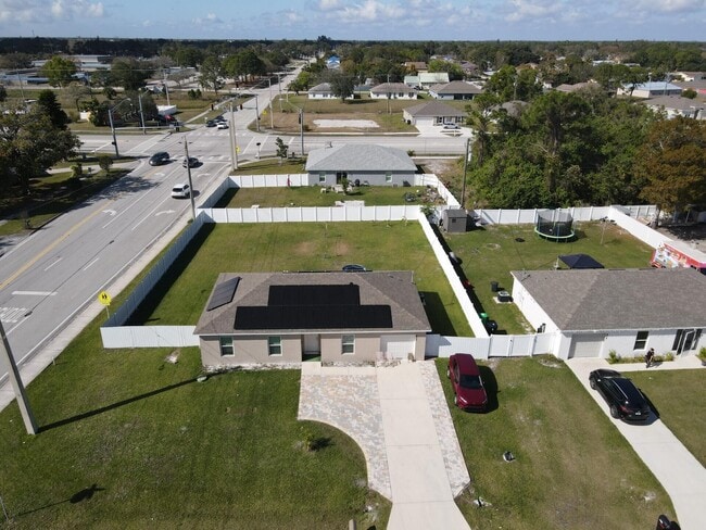 Building Photo - 402 NE Mainsail St