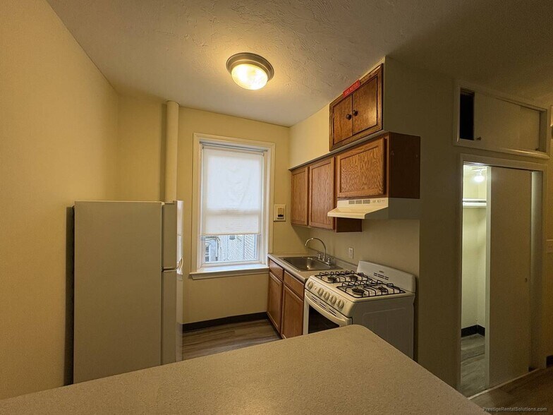 Building Photo - 153 Kelton St