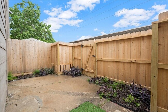 Building Photo - 6652 Montauk Dr
