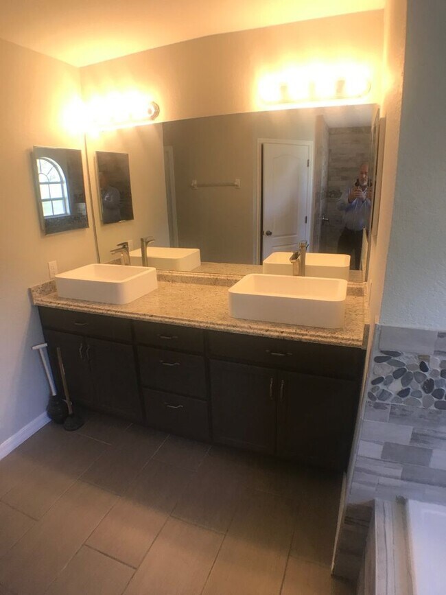 Building Photo - Great 4 bedroom pool home in gated community