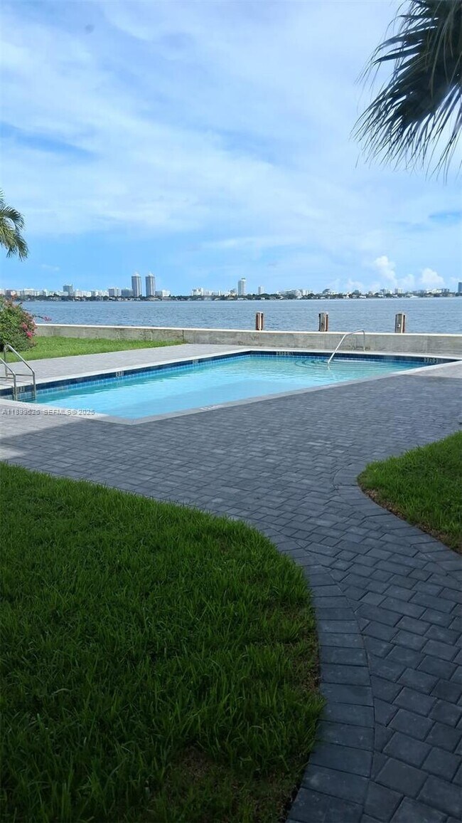 Building Photo - 1880 S Treasure Dr