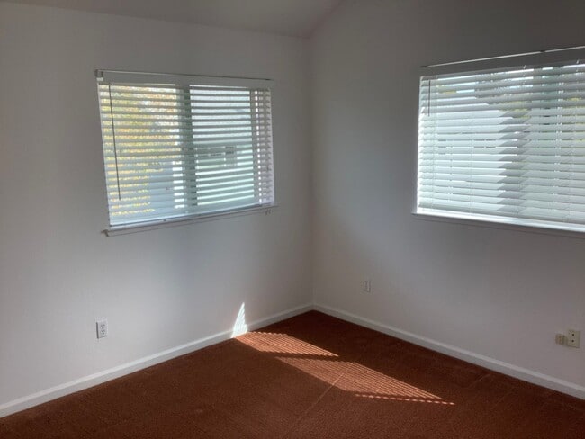 Building Photo - Updated 2 bedroom, 2 1/2 bathroom townhouse in downtown Sebastopol