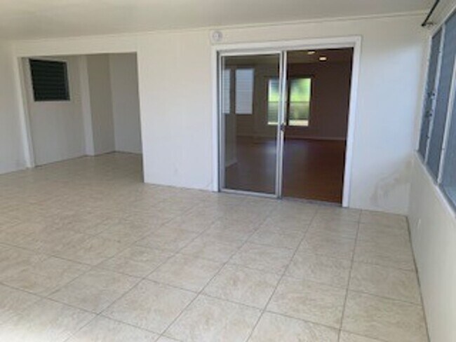 Building Photo - Desirable Koko Head Terrace Home - Availab...