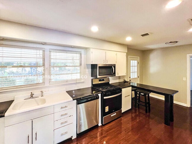 Building Photo - SPECIAL PROMOTION! 3 Bed, 2 Bath Home with Carport / Pet-Friendly / Available Now!