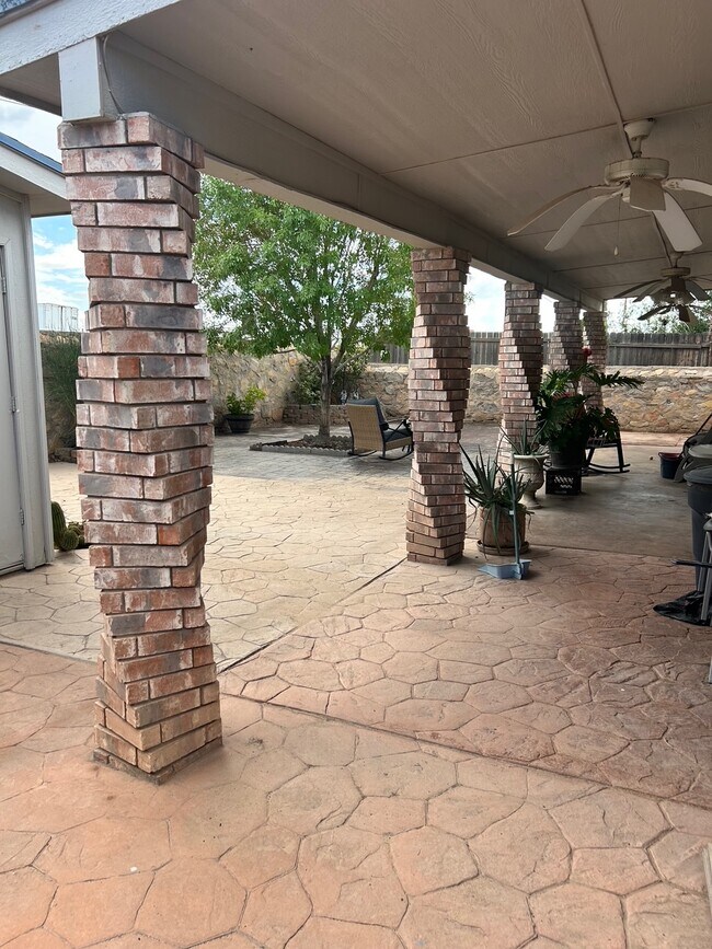 Building Photo - 12416 Flora Alba Dr
