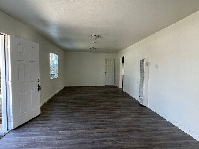 Building Photo - Large and Remodeled 2 Bedroom Unit!