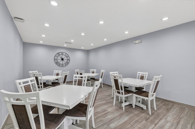 Building Photo - 3499 Oaks Way