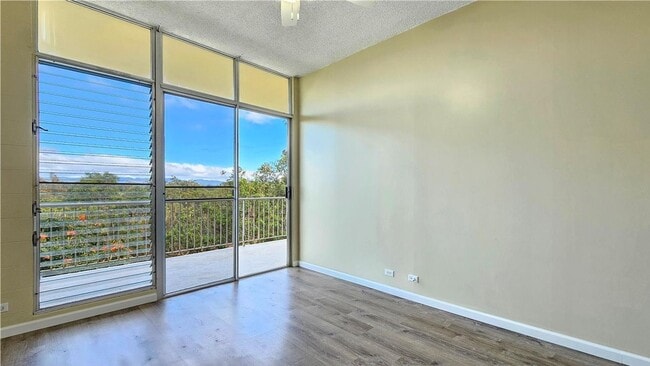 Building Photo - 2 Bed, 1 Bath Top-Floor Corner Condo with Lake Views