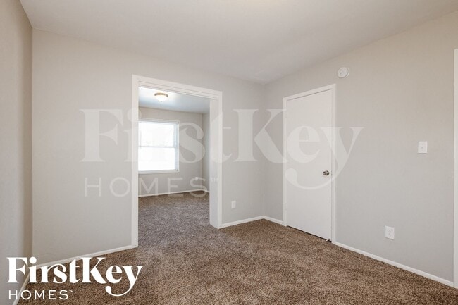 Building Photo - 2324 E Paradise Dr