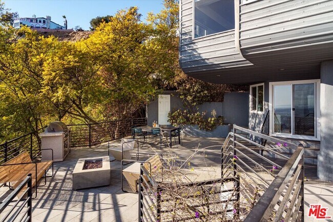 Building Photo - 8464 Cole Crest Dr