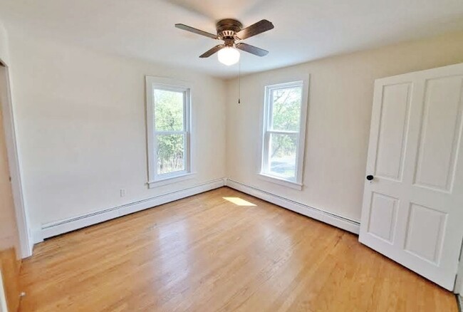Building Photo - 3 Bed / 1-1/2 Bath Single Family w/2 Car G...