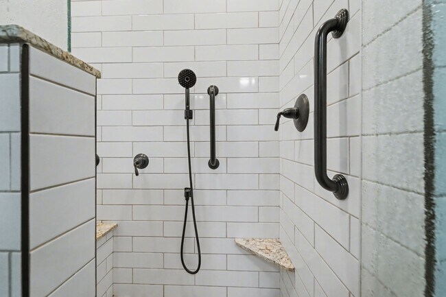 Building Photo - Stylish 2-Bed, 2-Bath Home with Generous Den in The Meadows