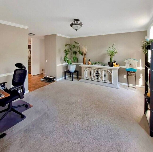 Building Photo - Amazing 5 BR/3.5 BA Single-Family Home in ...