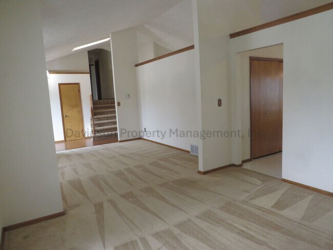 Building Photo - Spacious 3 Bedroom House on the West Side with Mountain Views