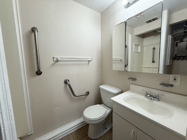 Building Photo - "Charming 2-Bedroom, 2-Bath Oasis with 140...