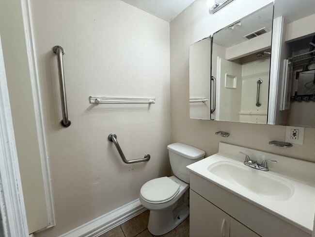 Building Photo - "Charming 2-Bedroom, 2-Bath Oasis with 1400 Sq Ft of Comfort in Port Richey!"