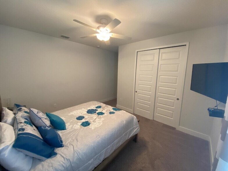 Building Photo - 350 Lasso Dr