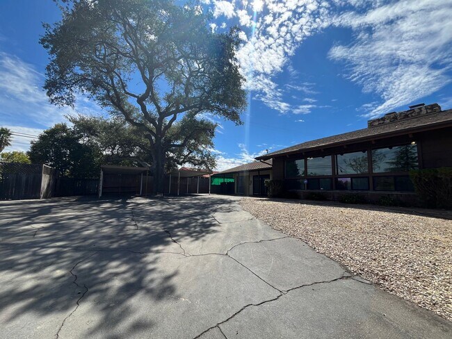 Building Photo - 420 Fairview Ln