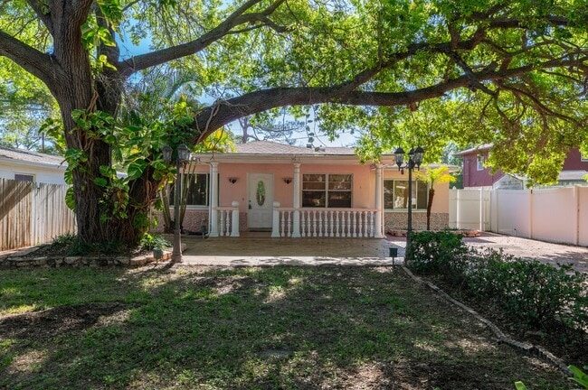 Building Photo - 3/2 Ranch with great outdoor space