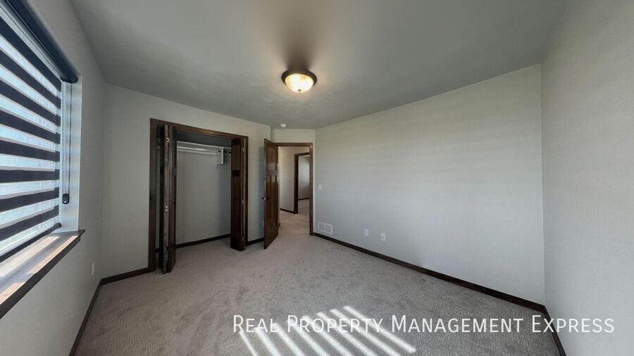 Building Photo - Stunning 3-Bedroom 2.5-Bathroom Townhome