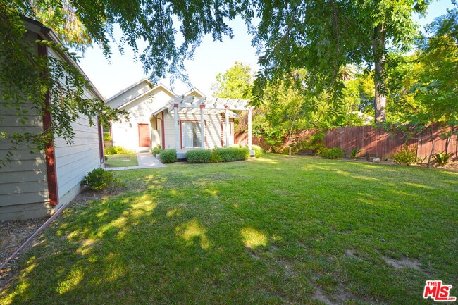 Building Photo - 1093 Avoca Ave