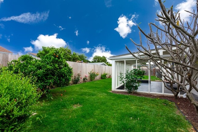 Building Photo - Traditional Single Family with Spacious Yard!