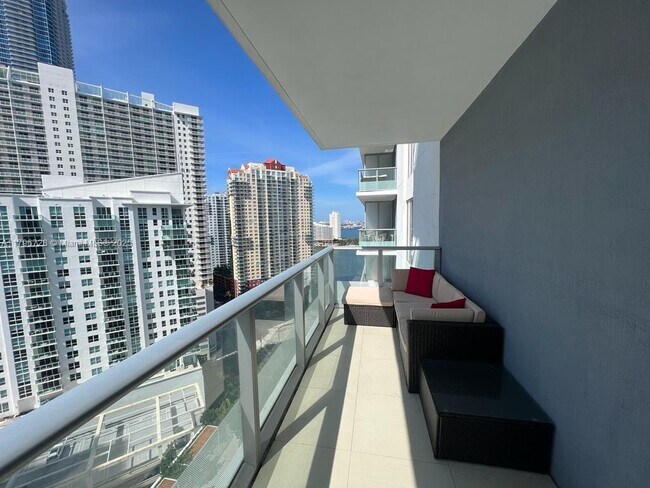 Building Photo - 1300 Brickell Bay Dr