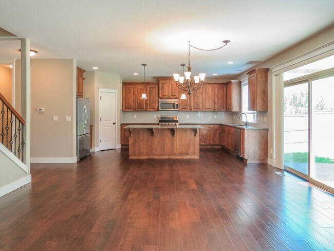 Building Photo - 5 Bedroom 3 Bathroom home available in New...