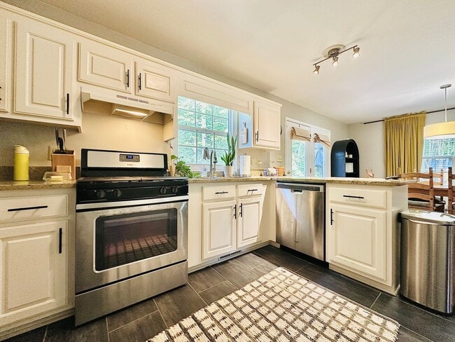 Building Photo - Charming Country Cottage Only 23 Mins from...