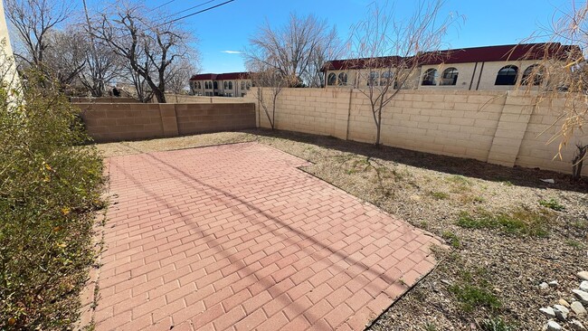 Building Photo - Beautiful townhome in a gated community.