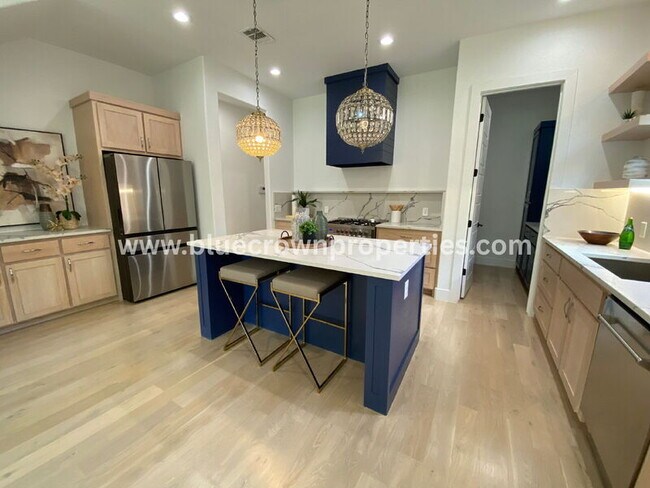 Building Photo - 807 S Glasgow Dr