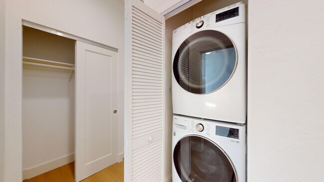 Building Photo - 550 Baker St