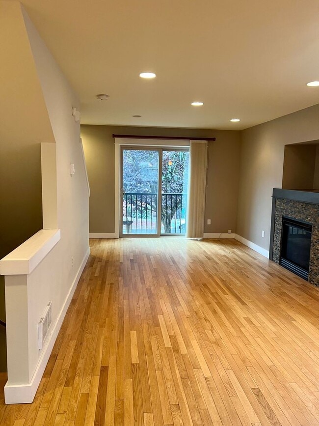 Building Photo - Available 1/1! Cozy townhouse in the Mt Ba...