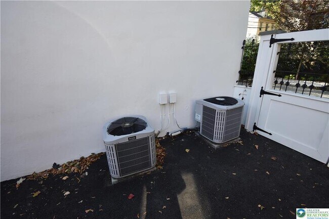 Building Photo - 100 N 4th St