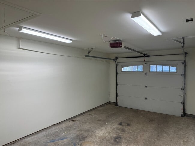 Building Photo - 1702 Hazelwood St