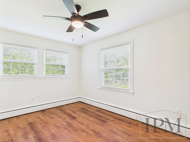 Building Photo - Available Now- Charming 3 Bedroom, 1 Bath ...