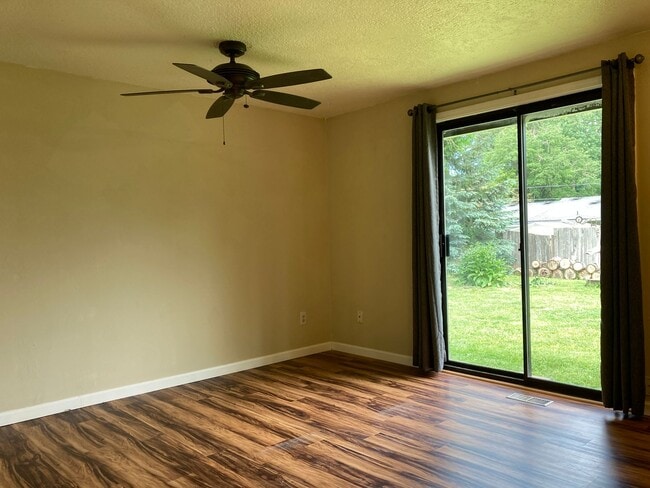 Building Photo - Single Level Ranch Home in Newberg