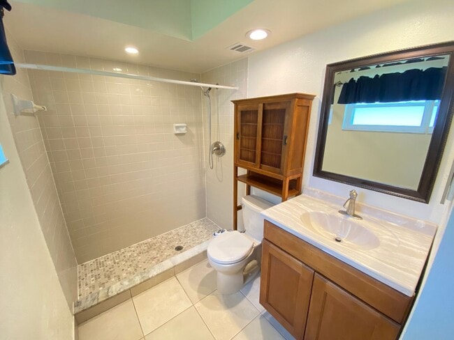 Building Photo - Wekiva home ready for move in! 3B/2B, 2 se...