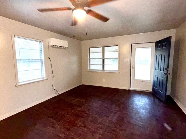 Building Photo - Freshly Painted 4 Bedroom Bungalow/ Vouche...