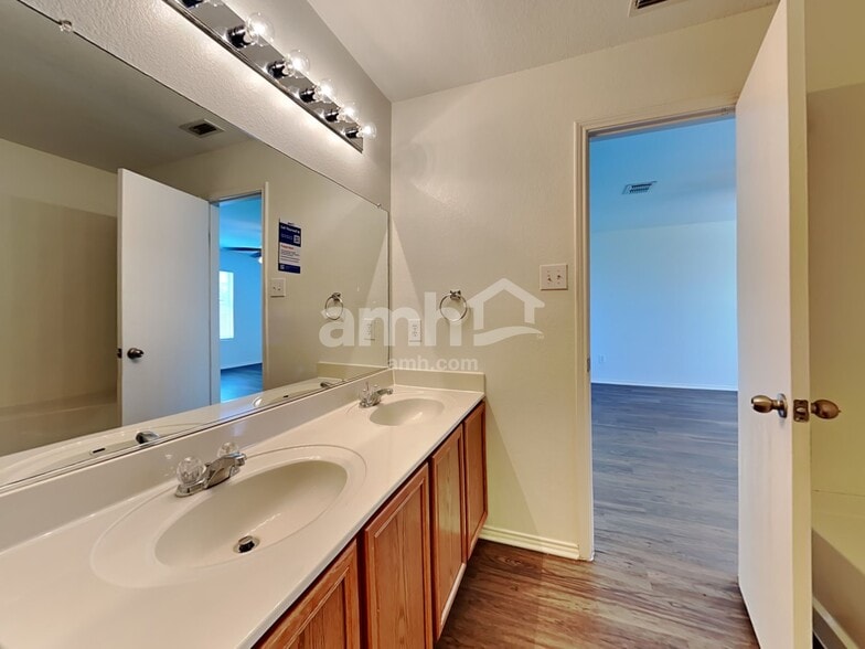Building Photo - 5533 Parkview Hills Ln