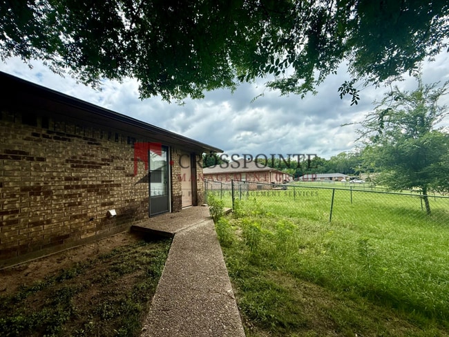Building Photo - Charming 2 Bed, 1 Bath Duplex!