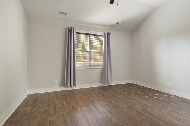 Building Photo - Gated Community - Villages of Stoneybrook