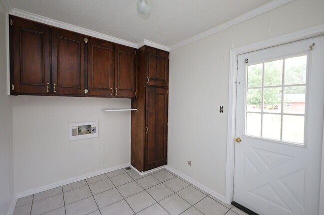 Building Photo - 910 Maplewood Dr