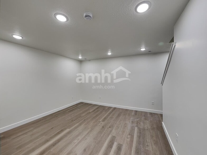 Building Photo - 1256 W Mahogany St