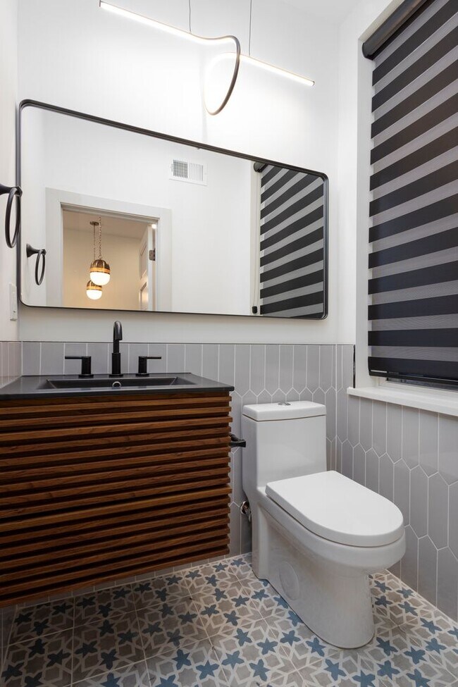 Building Photo - Your Next Home Awaits – Spacious & Beautiful Apartment in North Philadelphia!