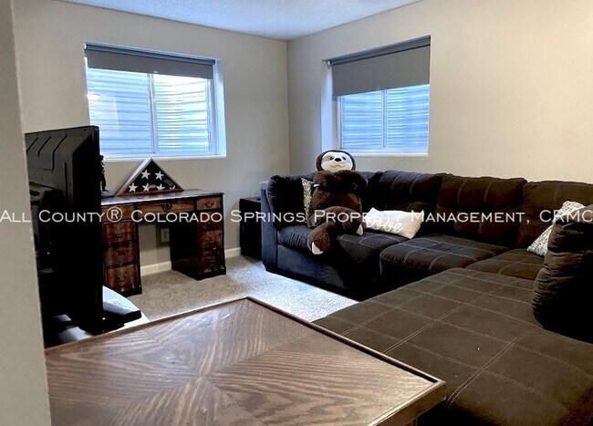 Building Photo - 5020 Wainwright Dr